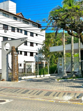 Apartamento a 50 metros da praia em Residencial Solar das Bromélias no Centro de Bombinhas